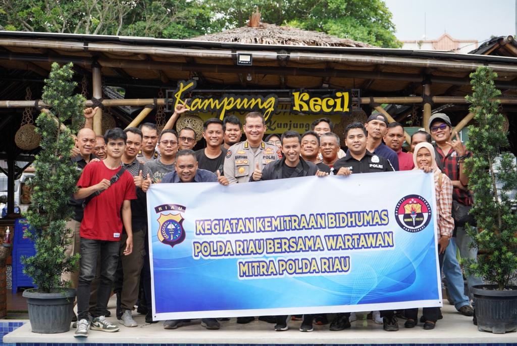 Kabid Humas Polda Riau bersama Wartawan Mitra Polda Riau (WMPR) jalin silaturahmi
